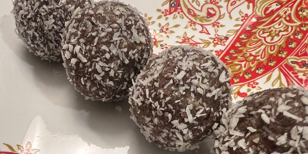 Protein No-Bake Bites with Forbidden Rice Conjee